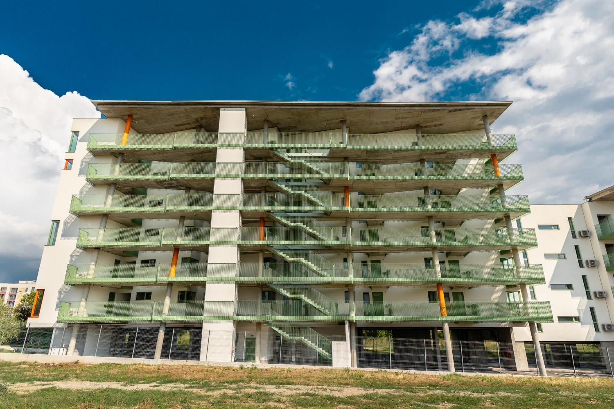 Roots One - Lakeview Escape With Balcony & Parking Bucharest Exterior photo