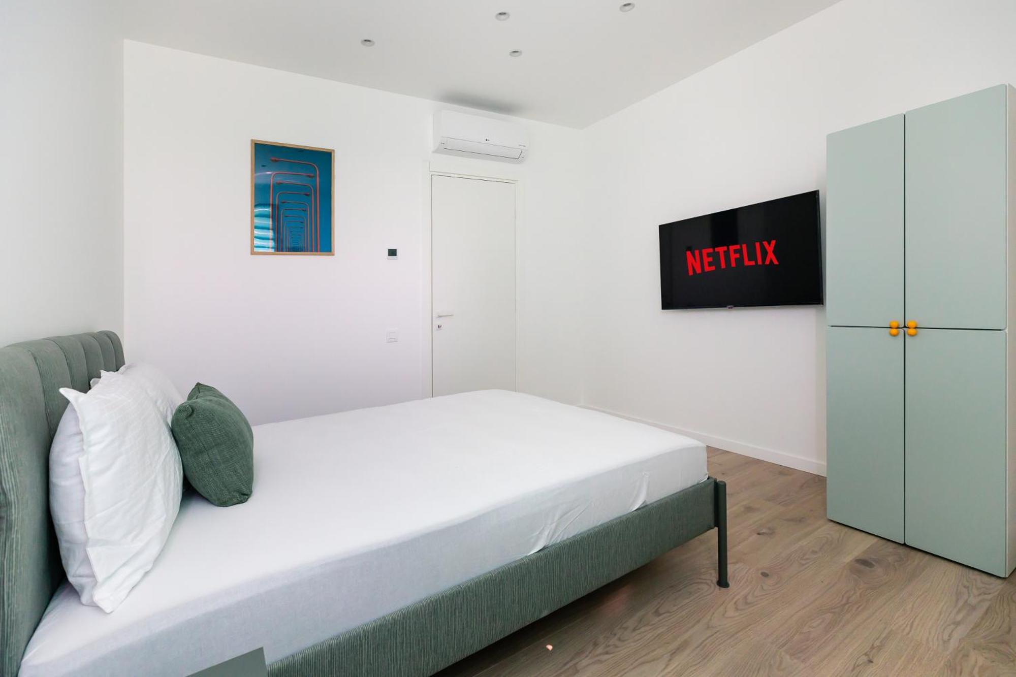 Roots One - Lakeview Escape With Balcony & Parking Bucharest Exterior photo